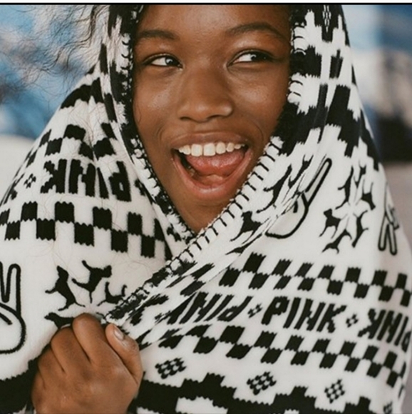 NWT VS "PINK"  BLANKET - Picture 3 of 8